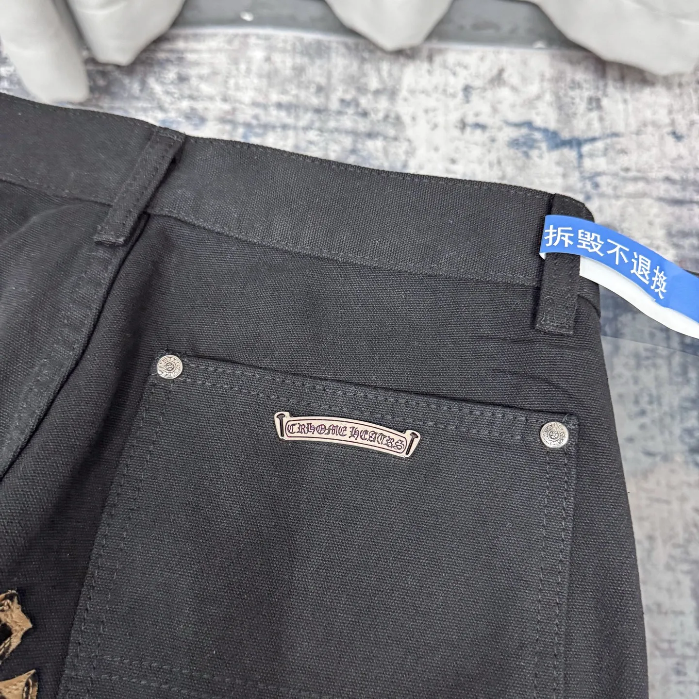 P280 Chrome Hearts/Chrome Hearts 25FW CH Workwear Logging Big Cross Leather Limited Edition Jeans (Black) Chrome Hearts are the most popular pants in color. Made of beaded canvas fabric, heavy washing makes the upper body of the fabric more textured and the pants are tall and straight! The three-dimensional cutting of the whole trousers is a masterpiece! The hardware is customized by zp. The beaded canvas fabric is thick and soft after being washed. It has good breathability. Customized small leather label. Unique design. The details are simple and elegant, and the workmanship is exquisite. The whole trousers are neatly routed and the details are in place! It’s so cool that both men and women can easily control the genderless trend!  Color: black Size: 28/30/32/34/36 Waist: 69/74/79/84/89 Knee: 50/51.5/53/54.5/56 Pants length: 102/104/106/108/110
